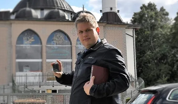 1674562955873.jpg Kur'an-ı Kerim yakan İslam düşmanı Rasmus Paludan'ın polislerle yaptığı anlaşma ortaya çıktı! Arkadaşının görevi neydi? - 3