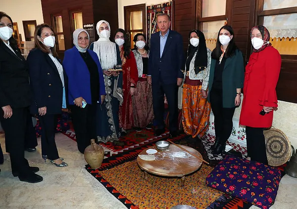 baskan-erdogandan-eskisehirde-kadinlarla-buyuk-turkiye-yolunda-bulusmasi-1635100498142.jpg