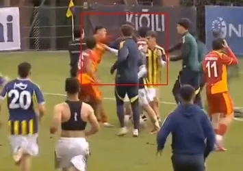Fenerbahçe-Galatasaray derbisinde yumruklu kavga! U-19 maçında ortalık karıştı