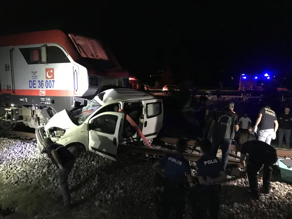 usakta-feci-kaza-tren-otomobile-carpti-1629084537136.jpg Uşak'ta feci kaza! Tren otomobile çarptı - 1