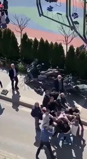 uskudarda-2-kalabalik-grup-cadde-ortasinda-birbirine-girdi-tekmelerin-ve-yumruklarin-havada-ucustugu-kavga-kam-1649667352347.jpg Üsküdar’da 2 kalabalık grup cadde ortasında birbirine girdi! Tekmelerin ve yumrukların havada uçuştuğu kavga kamerada - 1