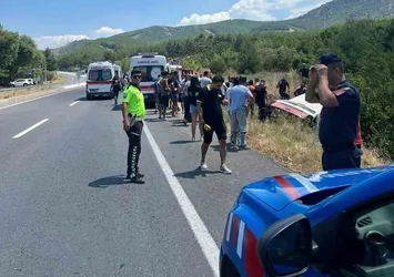 Hakimiyeti kaybolan minibüs şarampole yuvarlandı: 7 yaralı