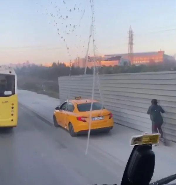 Akılalmaz görüntüler! Taksi kaldırımdaki scooter sürücüsüne çarptı - 5