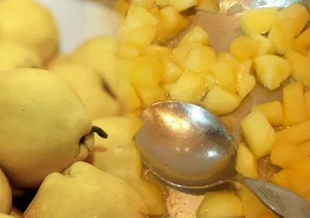 Öksürüğe birebir çözüm: Ayvayı tereyağında pişirip kaşık kaşık yiyin!