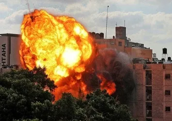Siyonist İsrail cami ve hastaneleri vuruyor! Katliamı dünya izliyor