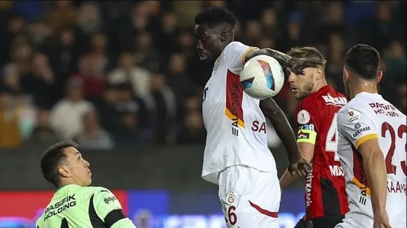 Gaziantep FK-Galatasaray maçı | Ahmet Çakar'dan olay yaratan sözler: Penaltı ve kırmızı kart...