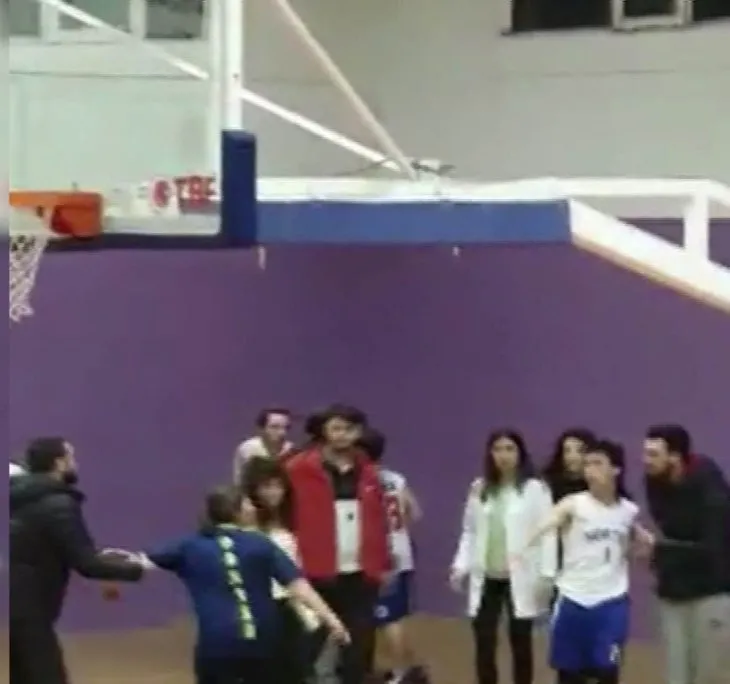 İstanbul’da basketbol maçında hoca dehşeti! Sporcuyu defalarca tokatladı hakeme çöp kovası fırlattı