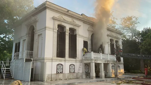 son-dakika-istanbulda-tarihi-cadir-koskunde-yangin-1690522773047.jpg Son dakika: İstanbul'da Tarihi Çadır Köşkü'nde yangın! - 2