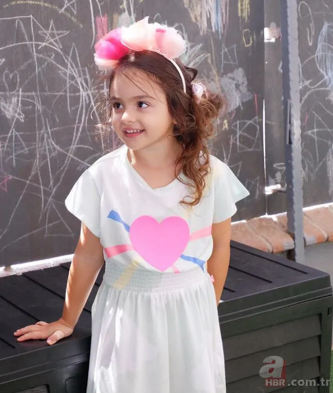 Bergüzar Korel çocuklarını paylaştı! Minik Leyla sosyal medyayı salladı! “Çok şanslıyız” 11