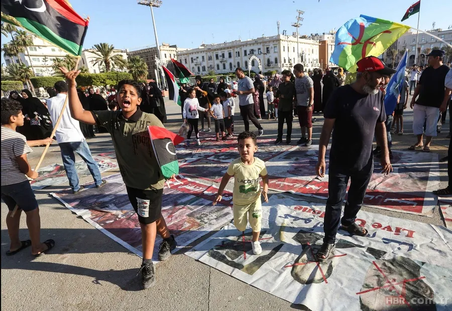 Libya halkı, darbeci Sisi'ye karşı Türk bayraklarıyla gösteri yaptı 13