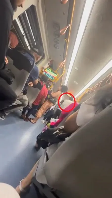 1691005663421.jpg Metroda kocasını sevgilisiyle yakaladı! Çileden çıktı: O eve giremeyeceksin bir daha - 1