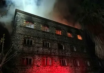 İzmir’de 4 katlı tarihi binada yangın