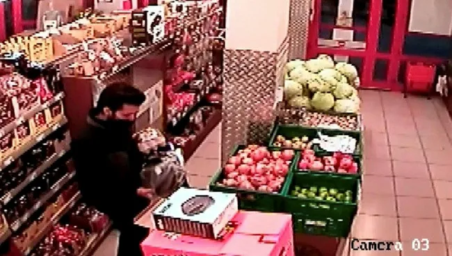 Osmaniye'de hırsız gözüne kestirdiği tost makinesini montuna saklayıp çaldı - 5