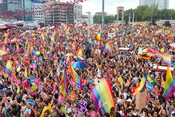 Son dakika: Büyüyen tehlikenin adı: LGBT! Anne babalar dikkat! Topluma eşcinselliği dayatıyorlar