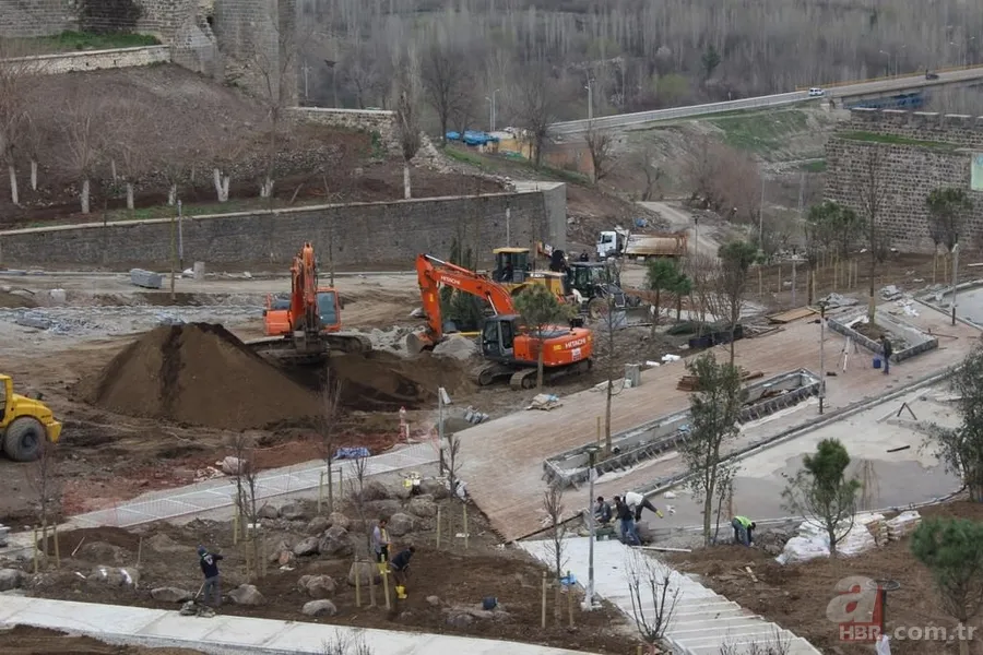 Devlet, Sur'u yeniden inşa ediyor 25