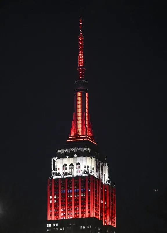 Empire State binası depremzedeler için kırmızı beyaza büründü