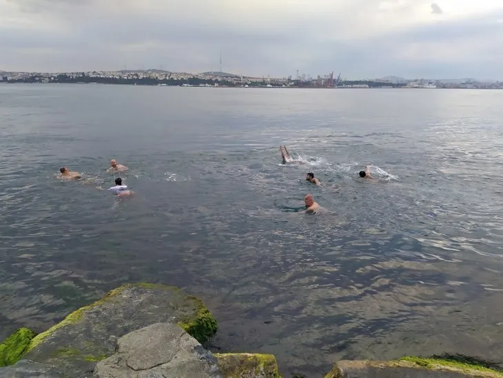 Son dakika: İstanbul’da kısıtlama kalkınca denize koştular