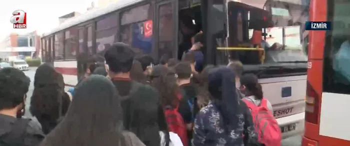 İzmir’de duraklarda yoğunluk! Otobüsler yetersiz kaldı öğrenciler okula yetişemedi - 6