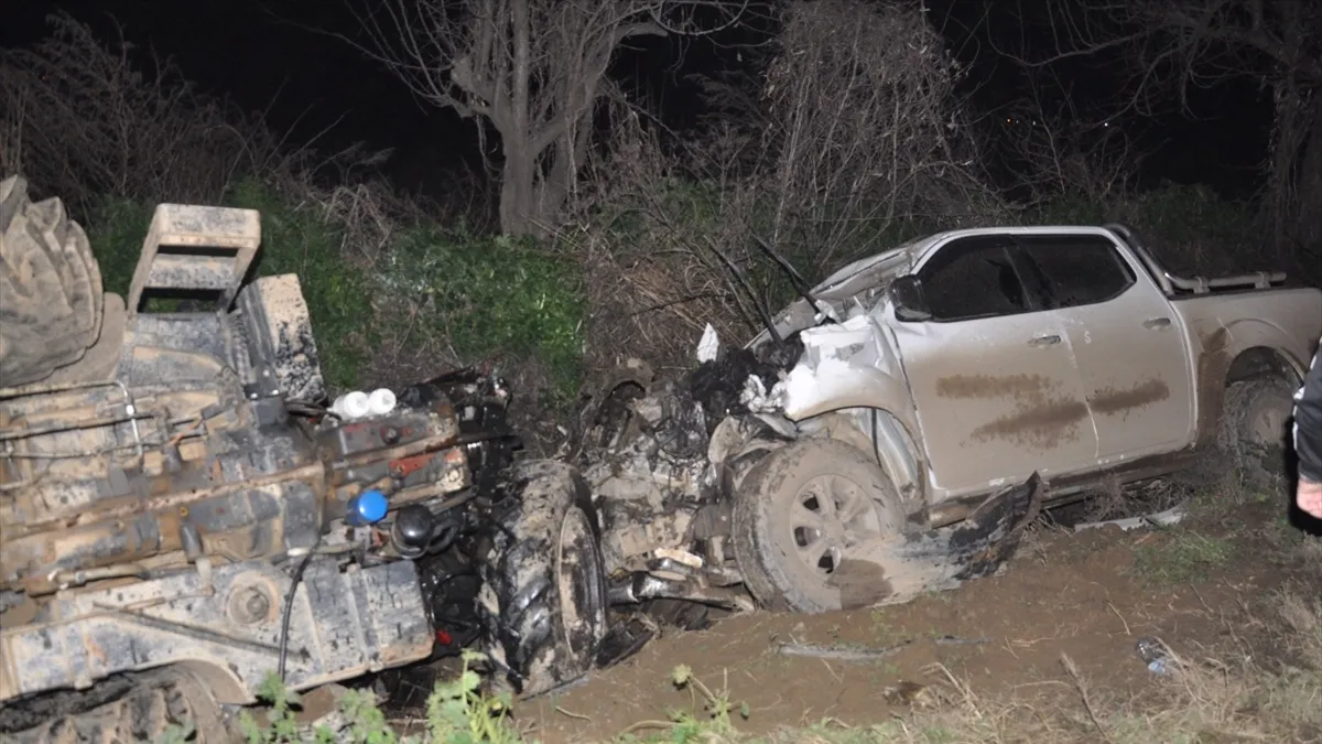 İzmir'de traktör-pikap kazası: 2 sürücü yaralandı