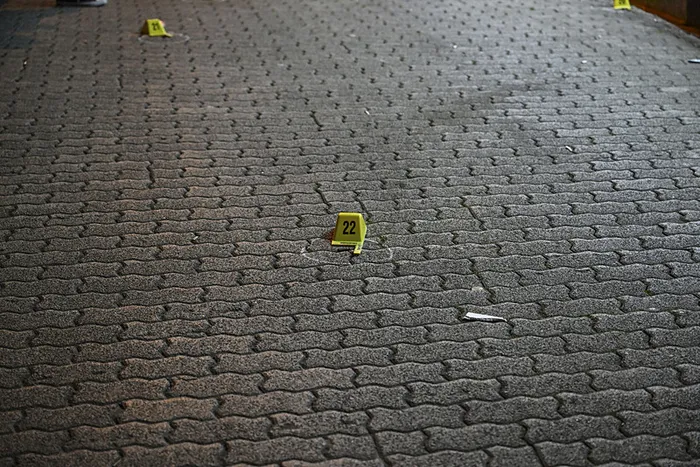 Küçükçekmece'de akılalmaz olay! Seken mermi metrobüse isabet etti - 1