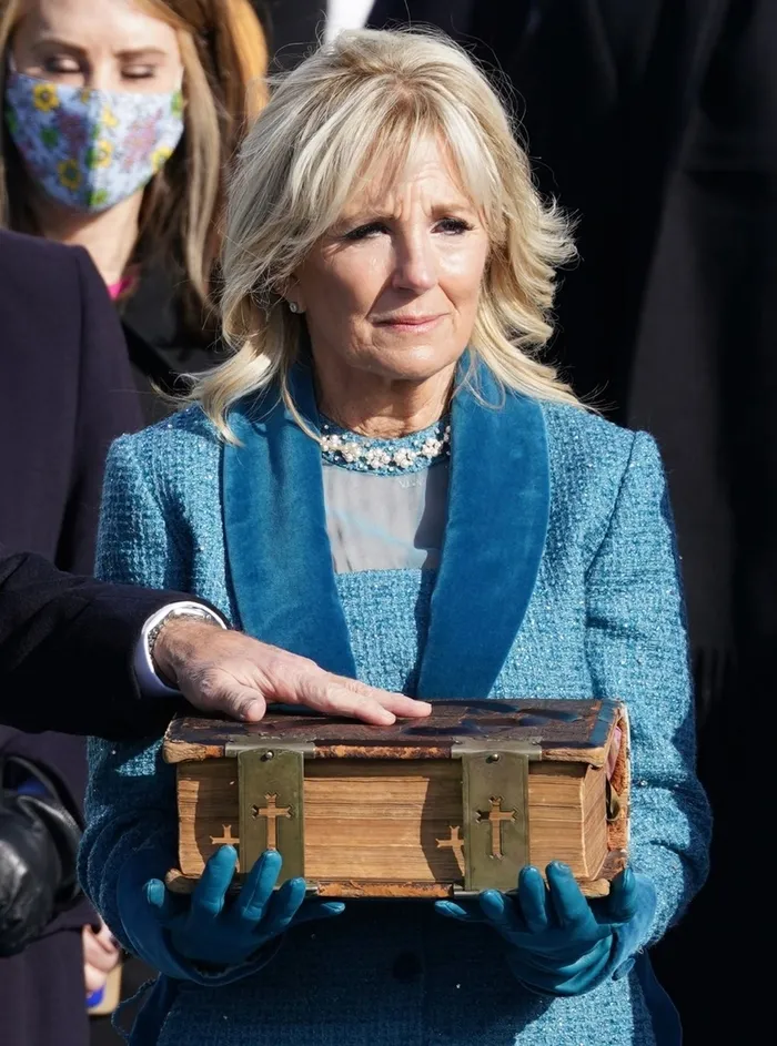 Dünya bu fotoğrafı konuşuyor! İşte ABD Başkanı Joe Biden’ın yemin töreninde el bastığı İncil'in sırrı - 3