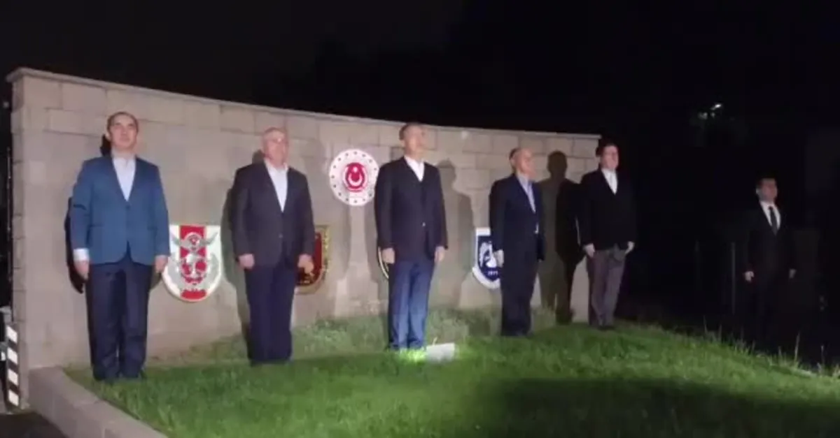 Milli Savunma Bakanı Hulusi Akar Mehmetçik ile birlikte İstiklal Marşı okudu