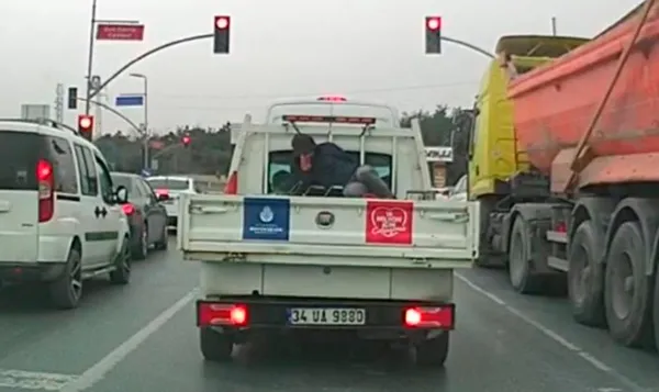 İBB hizmet aracından skandal görüntü! Tehlikeli yolculuk - 2