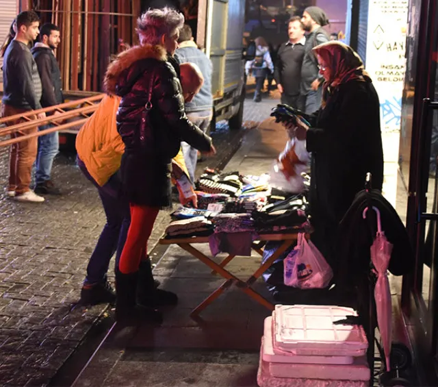 Ünlü oyuncu seyyar satıcı tezgâhında!