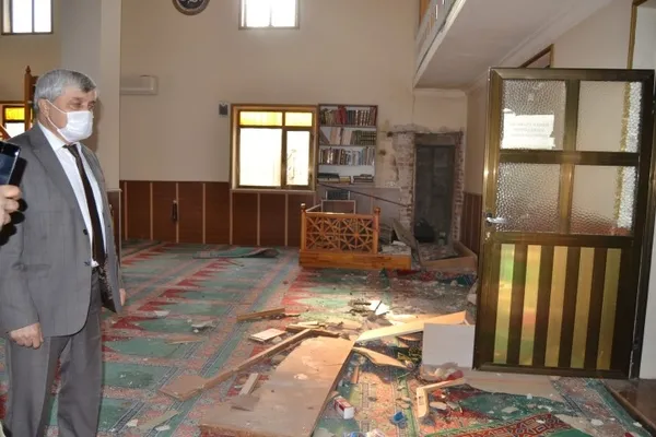 Manisa’da caminin minaresine yıldırım düştü | Cami geçici olarak ibadete kapatıldı - 2