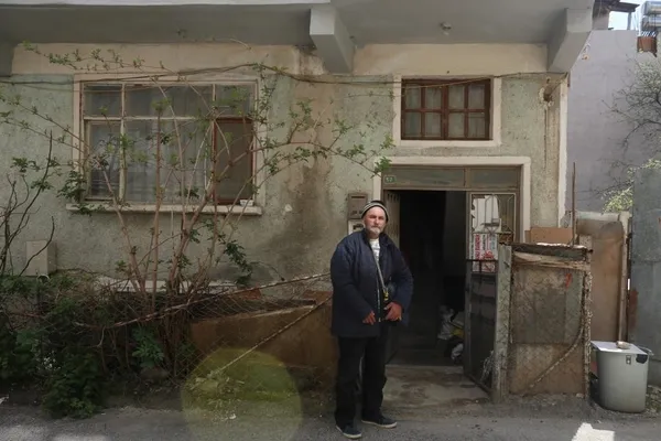1680511179144.jpg Annesi ölünce hayatı altüst oldu! Bursa'da çöp evde yaşayan adamın içler acısı hali yürek burktu - 9