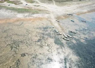 7 mahallenin geçim kaynağıydı! Marmara Gölü'nde su seviyesi sıfırlandı...