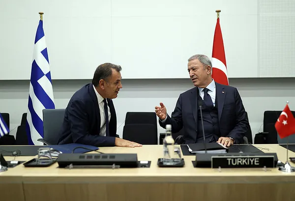 Bakan Hulusi Akar’dan NATO Zirvesinde Yunanistan Savunma Bakanı Nikolaos Panagiotopoulos’a yüzme dersi