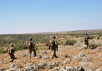 Kıran-2 Operasyonu'nda PKK'ya ait 7 sığınakta çok sayıda silah ve mühimmat ele geçirildi