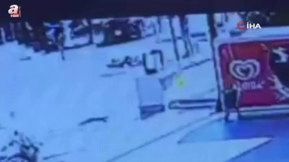 Geri manevra yapan aracın çarptığı yaşlı adam hayatını kaybetti: Kaza anı kamerada