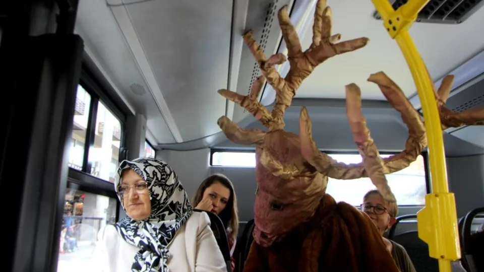 'Geyik' dağdan indi otobüse bindi