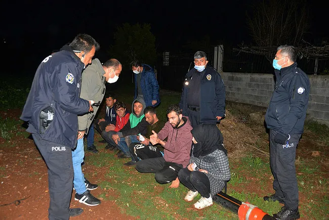 Adana’da kaçak göçmenler 30 kilometre kaçtılar, patates tarlasında yakalandılar - 6