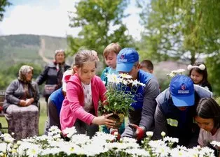 Cüneyt Arkın’ın doğduğu köyde büyük üzüntü! Park papatyalarla donatıldı