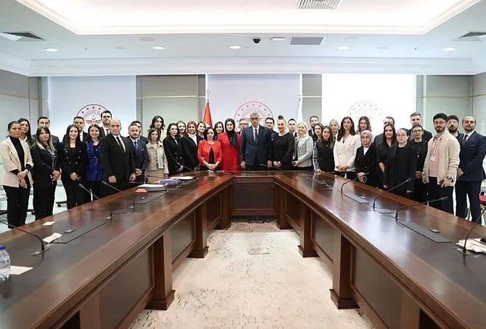 Sağlık Bakanı Memişoğlu, basın mensuplarıyla bir araya geldi (AA)