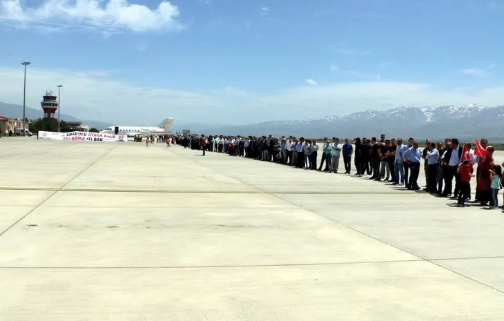 Erzincan'da Binali Yıldırım'a büyük ilgi! Yıldırım'ın yüzlerce hemşehrisiyle tokalaşması 1 saat 8 dakika sürdü