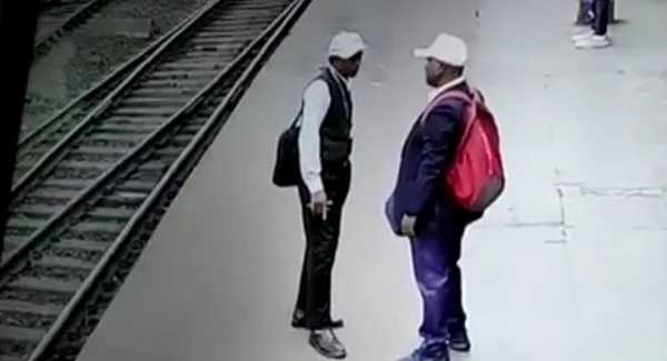1670535719653.jpg Tren raylarında korku dolu anlar! Yüksek gerilim hattı üzerine geldi akıma kapıldı! Sırt üstü raylara düştü... - 1