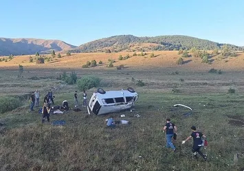 Erzincan'da kontrolden çıkan minibüs devrildi: 1 ölü, 6 yaralı