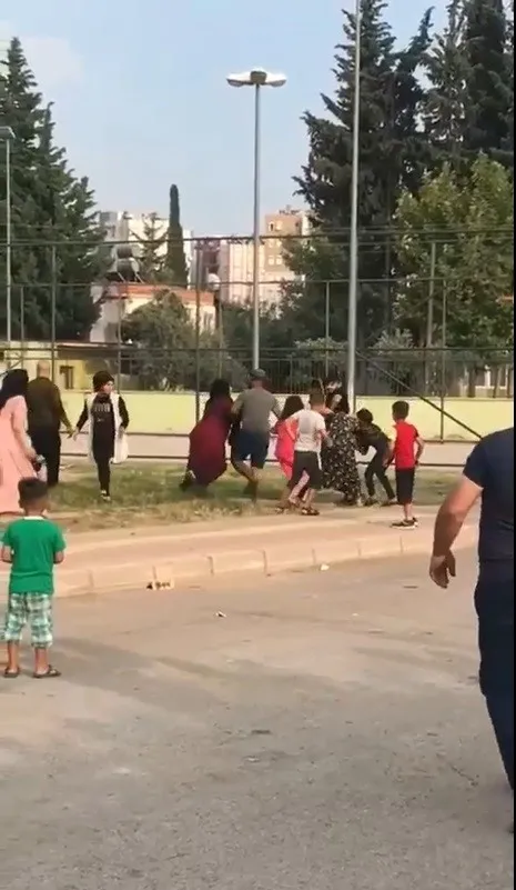 antalyada-gozu-donen-kadinlar-birbirilerine-sac-bas-saldirdi-cocuklarin-araya-girdigi-kavga-kamerada-1657555003209.jpg Antalya’da gözü dönen kadınlar birbirilerine saç baş saldırdı! Çocukların araya girdiği kavga kamerada - 2