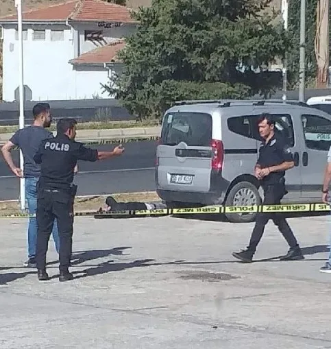 silah-sesini-duyan-komsular-telefona-sarildi-esini-olduren-koca-yakalanacagini-ogrenince-bakin-ne-yapti-1663500739676.jpg Silah sesini duyan komşular telefona sarıldı! Eşini öldüren koca yakalanacağını öğrenince bakın ne yaptı - 2