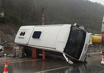 Sakarya'da servis minibüsü refüjde asılı kaldı: 3 kişi yaralandı