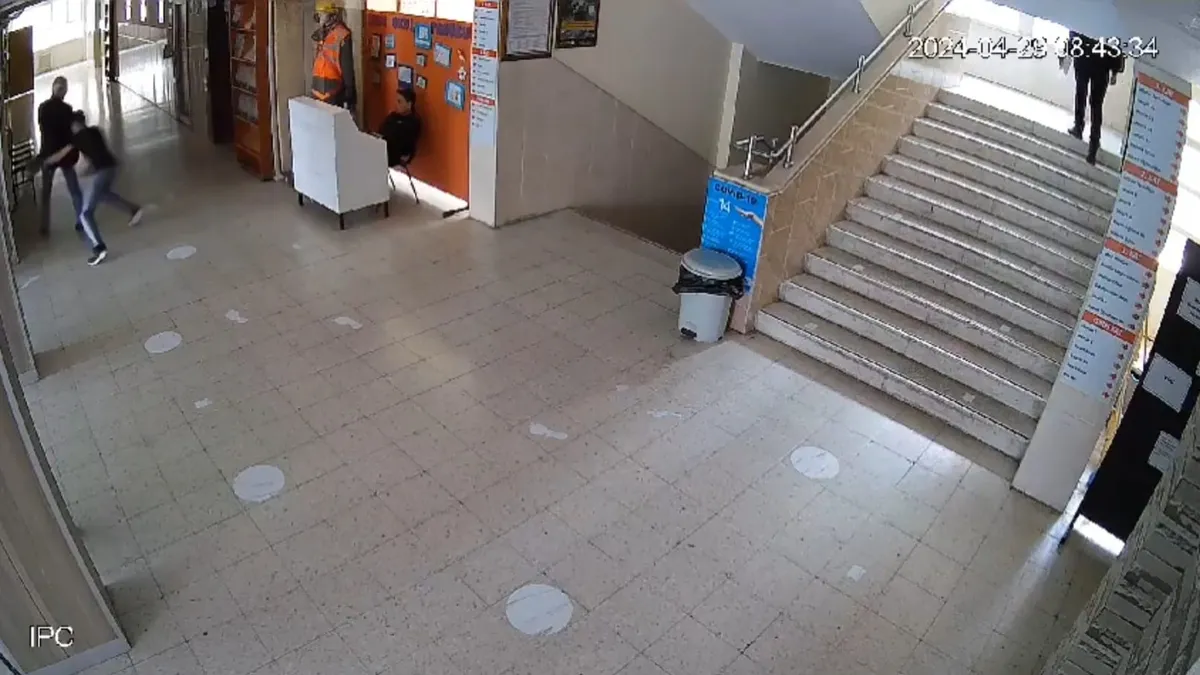 Öğretmenine pusu kurup ayağından bıçakladı! Ankara'da "yok artık" dedirtecek olay kamerada...