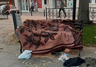 Uyuduğu park bankında ölü bulundu