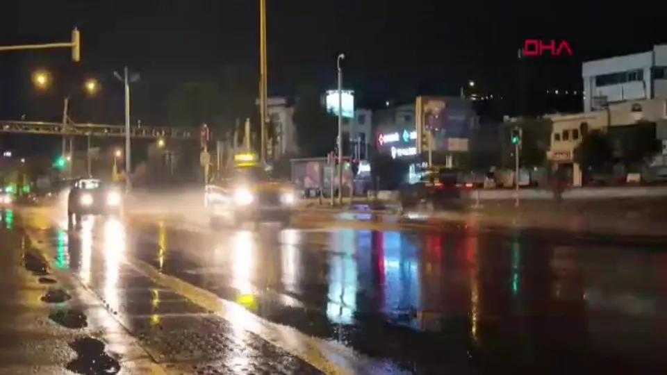 İzmir’de sağanak yağış etkili oldu