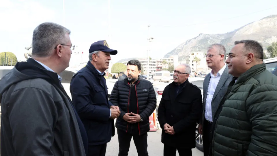 Milli Savunma Bakanı Hulusi Akar, Deprem Harekat Planı'nı saat saat açıkladı: Uzaktan ahkam kesmekle olmuyor