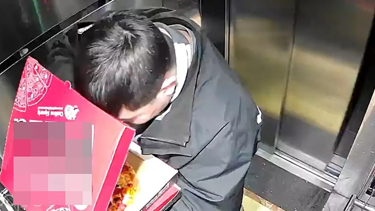 Getirdiği pizzayı yiyip asansöre tuvaletini yaptı