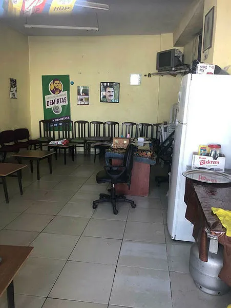 İzmir'de HDP seçim ofisine terör örgütü elebaşı Öcalan'ın fotoğrafı asıldı - 1